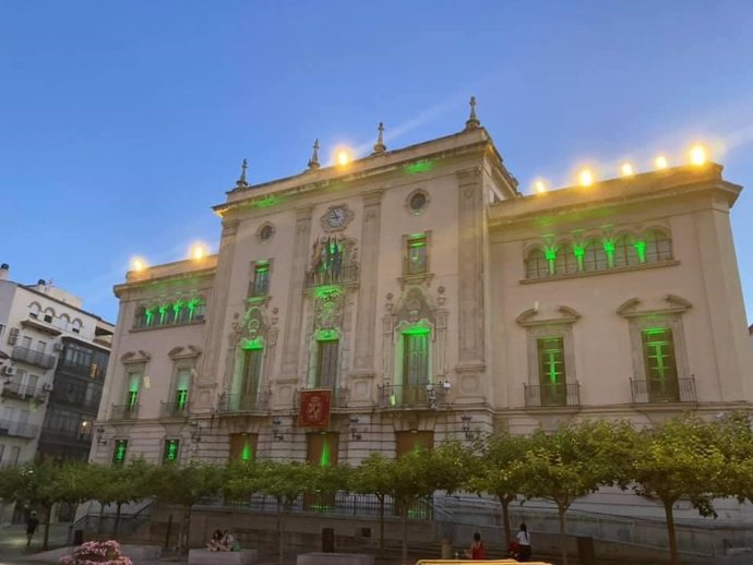 Archivo - El Ayuntamiento ilumina su fachada de verde en foto de archivo