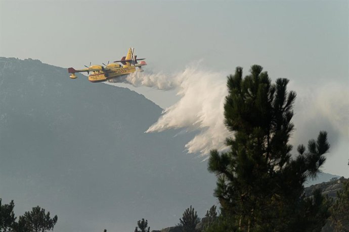 Un avión de extinción de incendios trabaja en la extinción del incendio iniciado en Galicia. Foto de archivo.