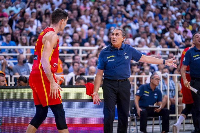 El seleccionador español de baloncesto, Sergio Scariolo, da instrucciones a sus jugadores en el primer choque de preparación de este verano ante la selección de Grecia