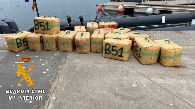 Detienen a dos ceutíes al zozobrar la narcolancha en la que cruzaban el estrecho con 600 kilos de hachís