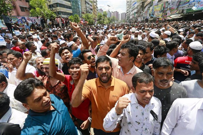 Líderes y activistas del Partido Nacionalista de Bangladesh (BNP) asisten al funeral del presidente de la unidad del distrito de Bhola, Jatiyatabadi Chhatra Dal (JCD), Md Nure Alam, que fue abatido por la policía en Bhola.