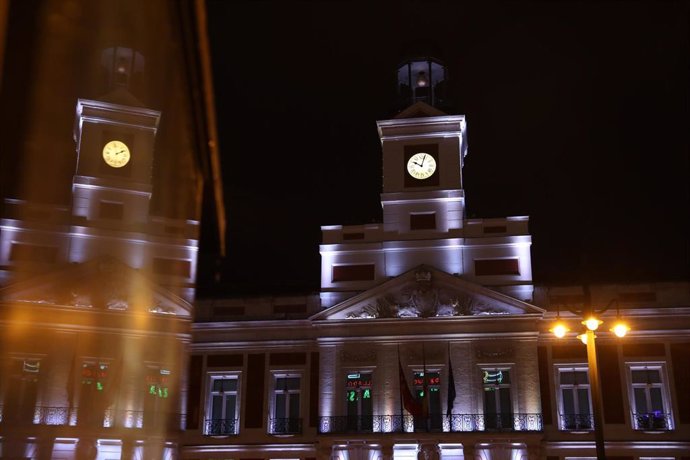 Fachada de la Real Casa de Correos iluminada