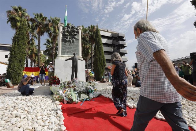 Archivo - Ofrenda floral en el acto organizado por la Fundación Blas Infante en el homenaje al padre de la Patria andaluza en el aniversario de su fusilamiento a 10 de agosto del 2021 en Sevilla, Andalucía