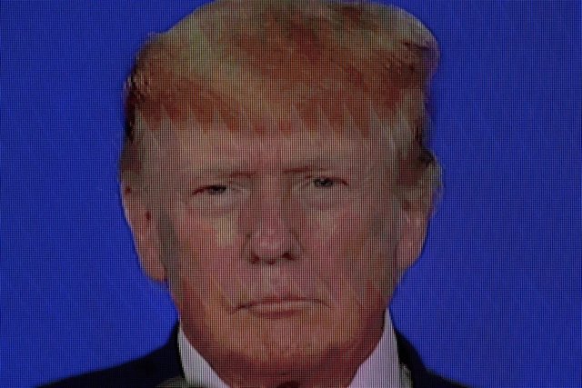 Doland Trump, expresidente de Estados Unidos, en una pantalla
