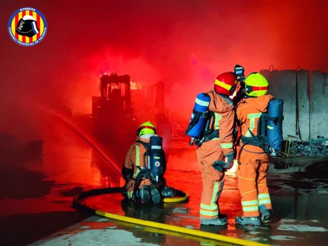 Arde una nave de reciclaje de hierro en Quart de Poblet