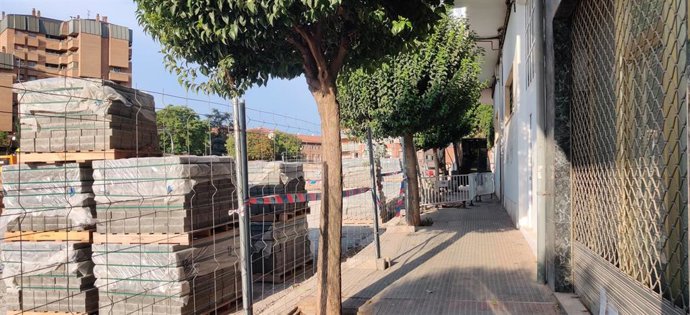 Corte peatonal en el 8 de Duqués de Nájera dentro de las obras del nudo de Vara de Rey