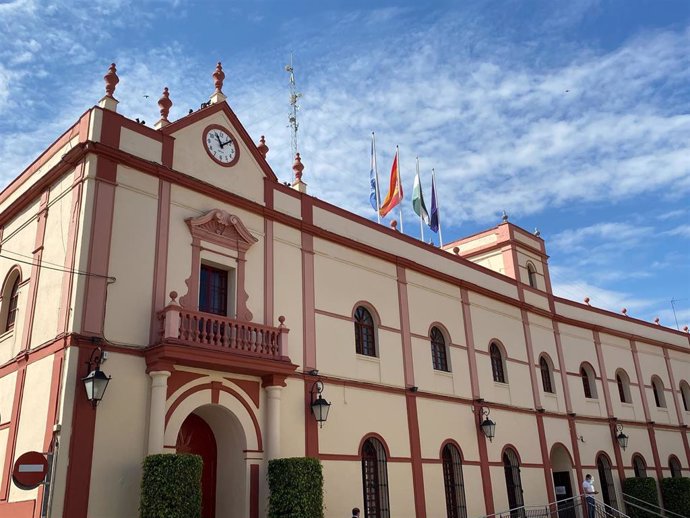 Archivo - Fachada del Ayuntamiento de Alcalá de Guadaíra (Sevilla).