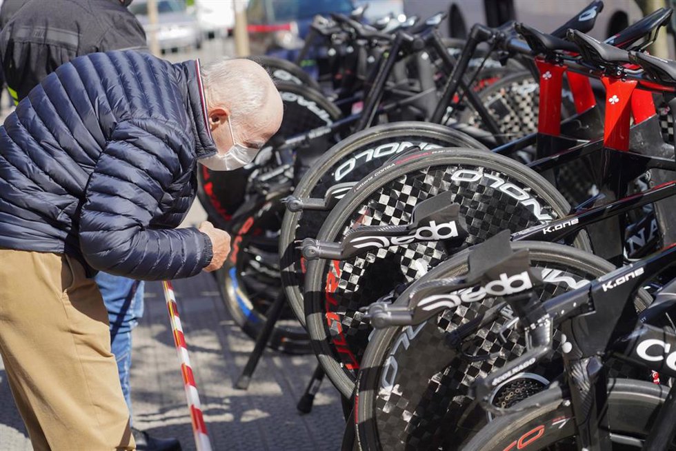 Archivo - Un hombre observa varias bicicletas.