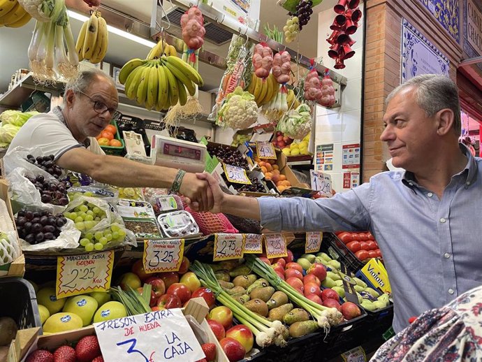 El candidato del PP a la Alcaldía de Sevilla, José Luis Sanz, en un mercado de abastos de la ciudad.