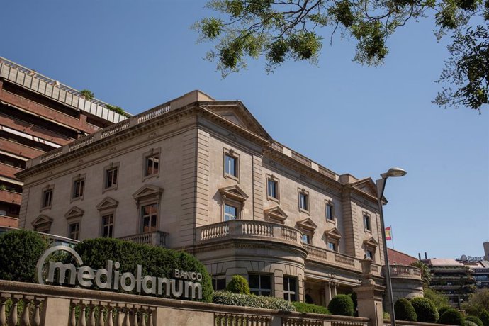 Fachada de la sede del Banco Mediolanum en la Avenida Diagonal de Barcelona, a 11 de julio de 2022, en Barcelona, Cataluña (España). Banco Mediolanum es un banco español con sede en la ciudad de Valencia, de origen barcelonés y que actualmente pertenece