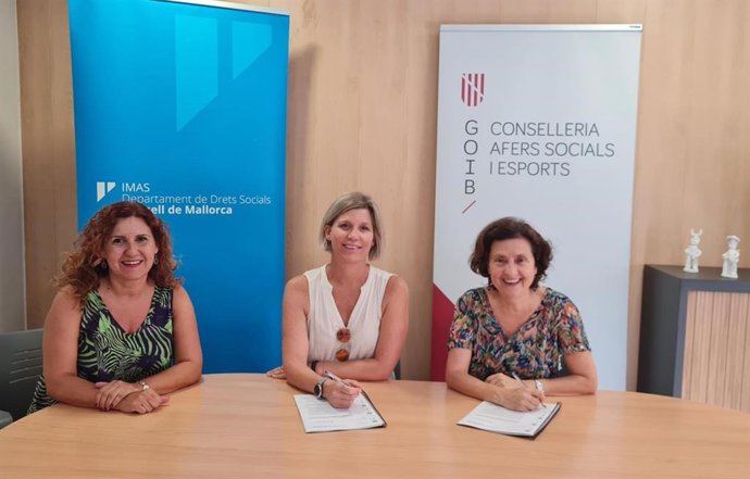 La directora insular de Infancia y  Família, Mari Ángeles Fernández, la presidenta del IMAS, Sofia Alonso y la consellera de Asuntos Sociales, Fina Santiago.
