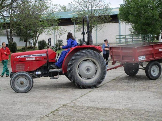 Archivo - Mujer conduciendo un tractor