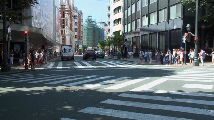 Archivo - Ciudadanos en una céntrica calle de Bilbao.