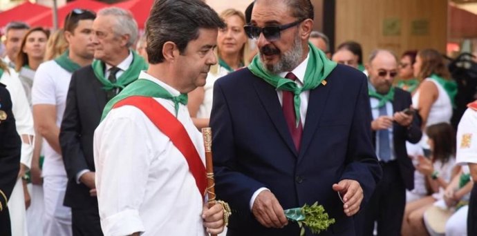 El presidente de Aragón, Javier Lambán, departe con el alcalde de Huesca, Luis Felipe, durante su participación en los actos de las Fiestas de San Lorenzo de la capital oscense.