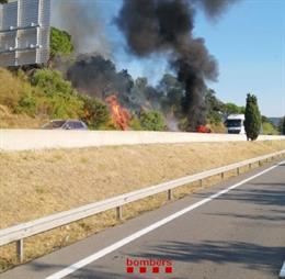 Un incendio forestal en La Jonquera (Girona) obliga a cortar la AP-7 e interrumpe la circulación de la alta velocidad en sentido norte