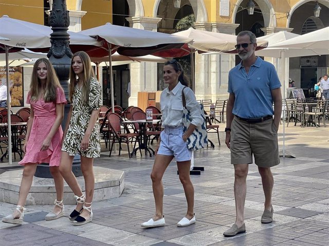 Los Reyes, Leonor y Sofía, relajado paseo por la Plaza Mayor de Palma de Mallorca