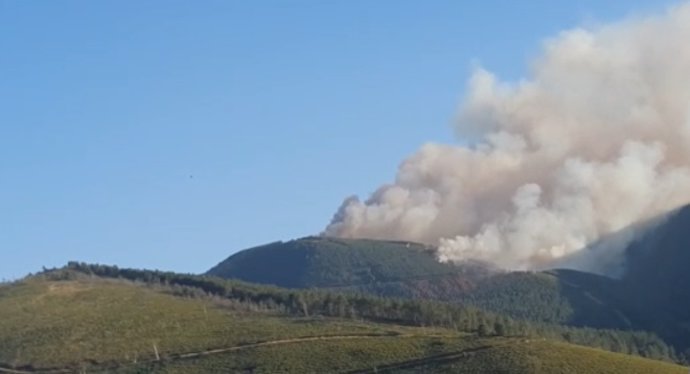 Archivo - Incendio forestal en Ibias, en una imagen de archivo