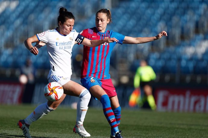 Archivo - Caroline Graham Hansen (FC Barcelona) e Ivana Andrés (Real Madrid) disputan un balón en la temporada 2021-2022.