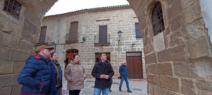 Idefonso Ruiz visitando una de las hornacinas con las que cuenta la ciudad de Baeza