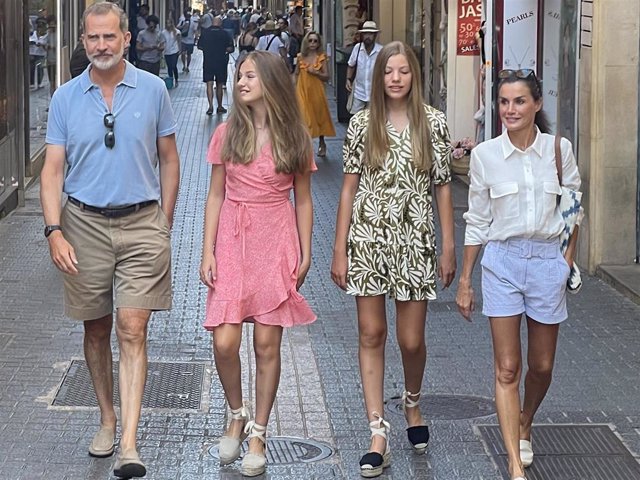 La Familia Real, disfrutando de un tranquilo paseo por el centro de Palma