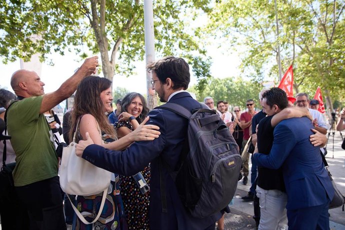 Abogados de las víctimas celebran el acuerdo en una concentración de apoyo a las víctimas del amianto de Metro de Madrid, en los Juzgados de Plaza de Castilla.