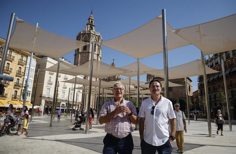 Joan Ribó y Giuseppe Grezzi visitan la nueva plaza de la Reina