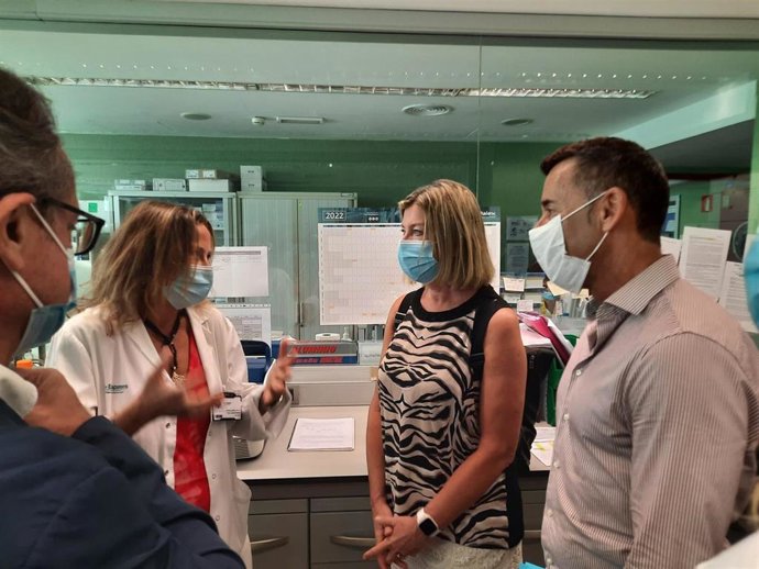 La consellera de Salud y Consumo, Patricia Gómez, durante la visita a Son Espases.