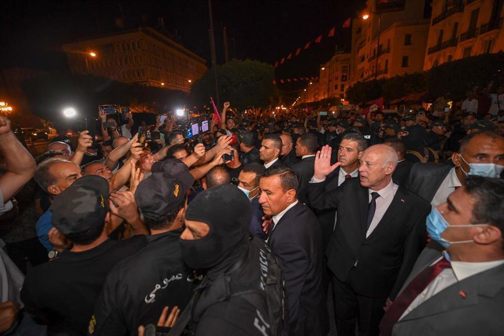 El presidente de Túnez, Kais Saied, saluda a la multitud