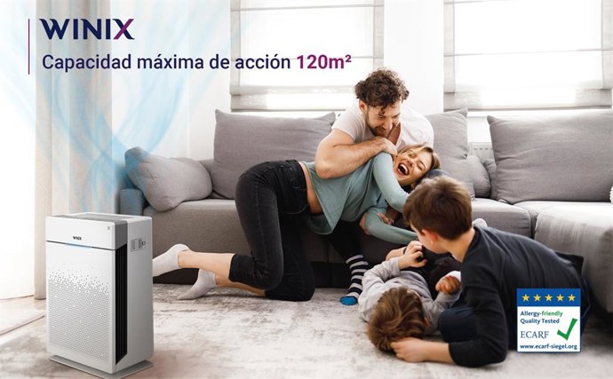 Familia en el sofá con un Purificador de Aire Winix