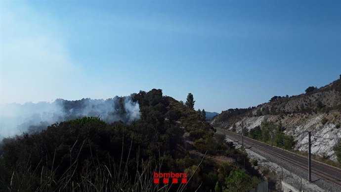 El fuego de La Jonquera (Girona) se ha originado por un coche incendiado y obliga a cortar la circulación de la AP-7 en sentido sur e interrumpir la circulación de la alta velocidad en sentido norte