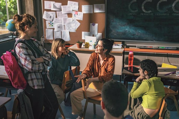 Archivo - Profesora hablando con sus alumnos.