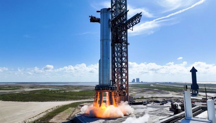 El equipo de Starbase completó una prueba de fuego estático del motor Raptor del Super Heavy Booster 7 en la plataforma de lanzamiento orbital