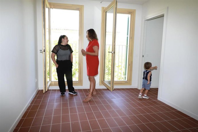 La presidenta del Govern, Francina Armengol, visita una nueva promoción de VPO en Manacor.