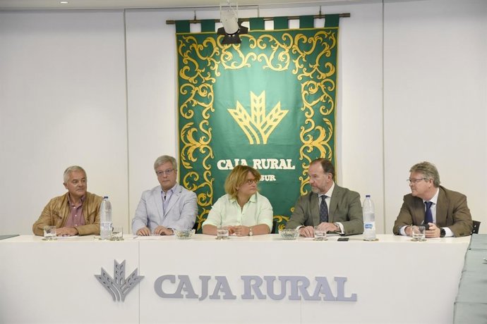 Archivo - El Consejo Rector y la dirección de Caja Rural del Sur han recibido la  visita oficial de una representación de Agrimútuo