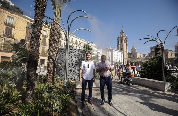 Giuseppe Grezzi y Joan Ribó visitan la nueva plaza de la Reina