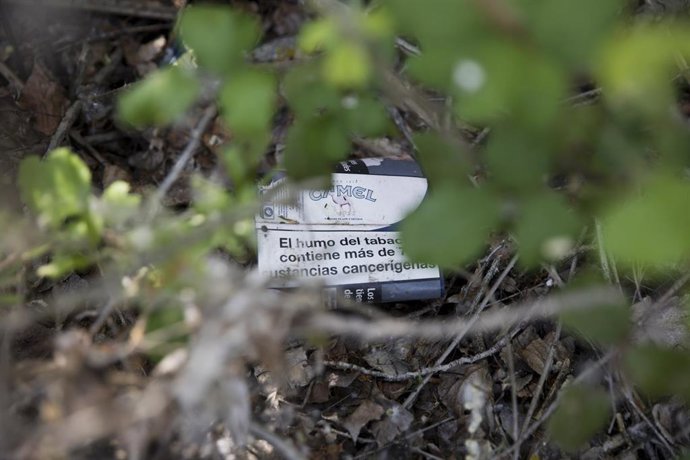 Archivo - Envoltorio de tabaco tirado en el monte de la Alcarria.