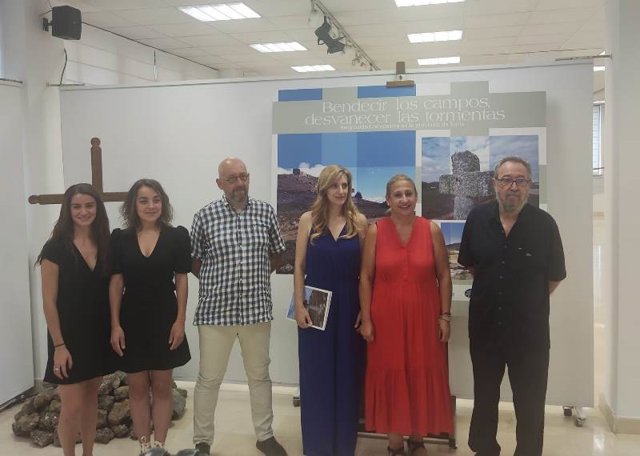 En el centro, Mar Sancho inaugura la exposición 'Bendecir los campos, desvanecer las tormentas', en Soria.