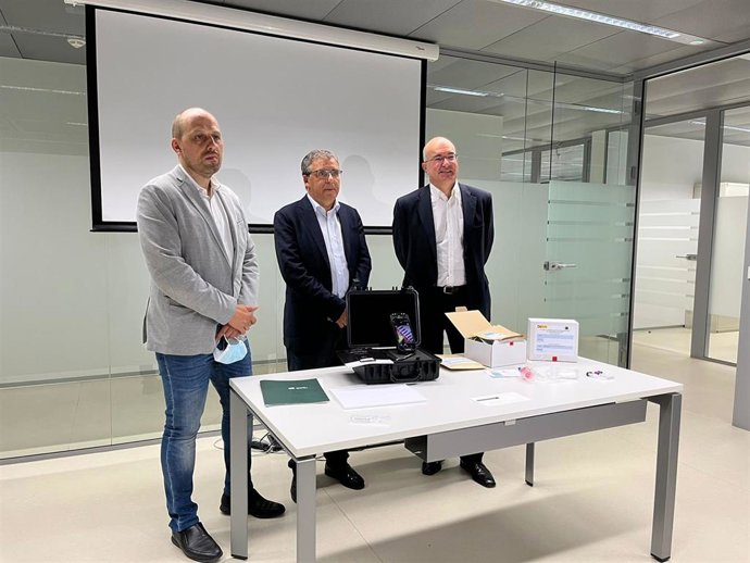 El consejero de Sercicios Sociales, Pablo Rubio, enseña el nuevo aparato para detectar pruebas en víctimas de violación con el director del Instituto de Medicina Legal, Jorge González, y el director general de Justicia, Jorge Medel