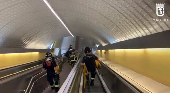 Extinguido el fuego en Recoletos que ha cortado el paso de Cercanías entre Atocha y Nuevos Ministerios