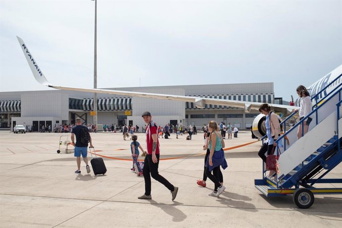 Archivo - Pasajeros en el Aeropuerto de Castellón