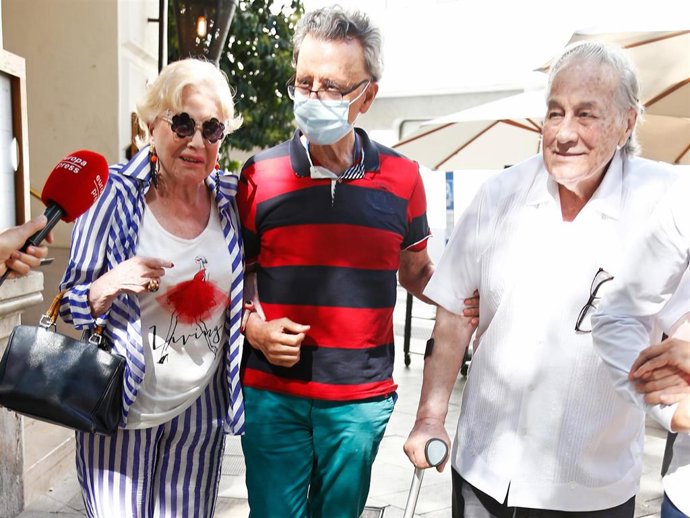 José Ortega Cano ha almorzado en Madrid con sus amigos Marilí Coll y Victoriano Valencia