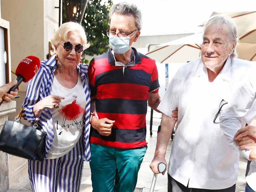 José Ortega Cano ha almorzado en Madrid con sus amigos Marilí Coll y Victoriano Valencia