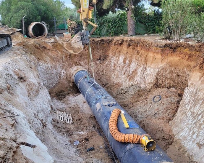 Reparación de la avería de la conducción principal de abastecimiento de agua en Carmona