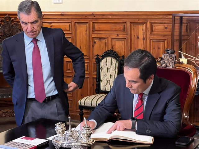 El consejero de Justicia de la Junta, José Antonio Nieto, en una visita al presidente del TSJA, Lorenzo del Río.