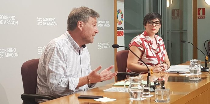 El consejero de Vertebración del Territorio, Movilidad y Vivienda del Ejecutivo aragonés, José Luis Soro, y la directora general de Vivienda y Rehabilitación, Verónica Villagrasa durante la presentación del Bono de Alquiler Joven.