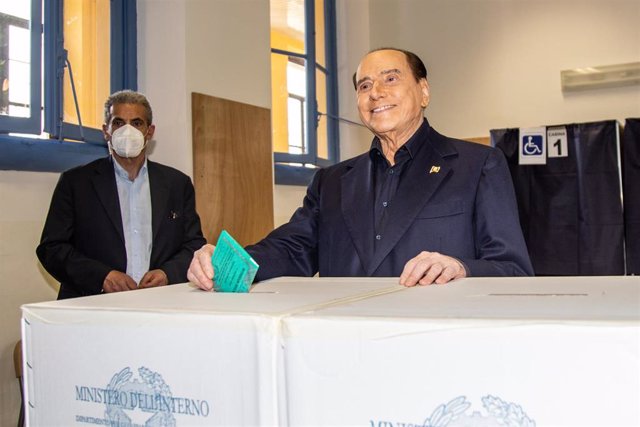 Archivo - El ex primer ministro de Italia Silvio Berlusconi deposita su voto durante el referéndum de junio