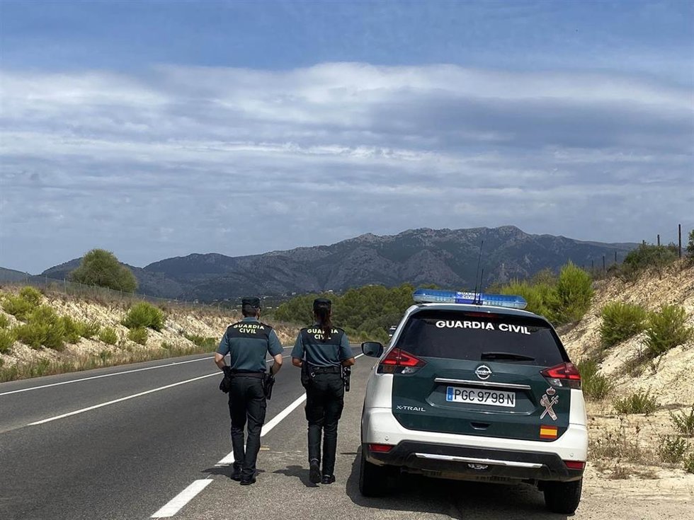 Agentes de la Guardia Civil junto al coche.