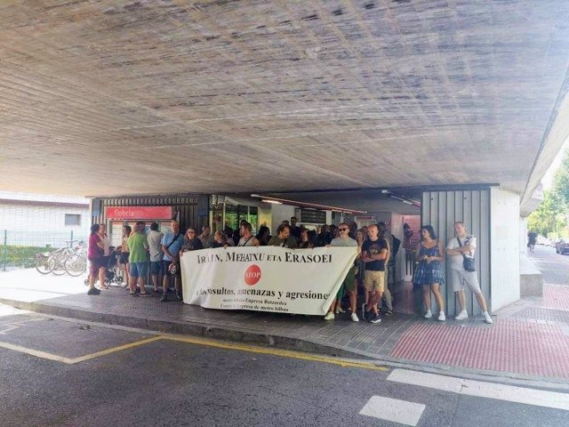 Concentración plantilla Metro Bilbao en estación de Gobelas