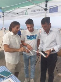 La Junta lleva a las playas de Málaga la campaña 'Consume Pescado Fresco Andaluz'