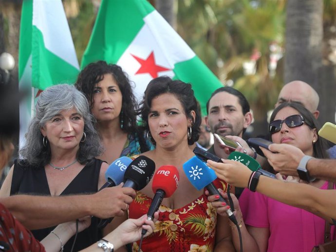 La portavoz de Adelante Andalucía, Teresa Rodríguez, este miércoles en declaraciones a los medios durante su asistencia al acto por el 86 aniversario del fusilamiento de Blas Infante.